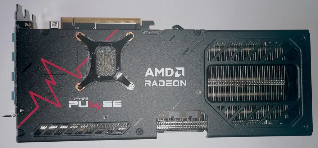 اللوحة الخلفية لبطاقة Sapphire Pulse Radeon RX 9070 XT