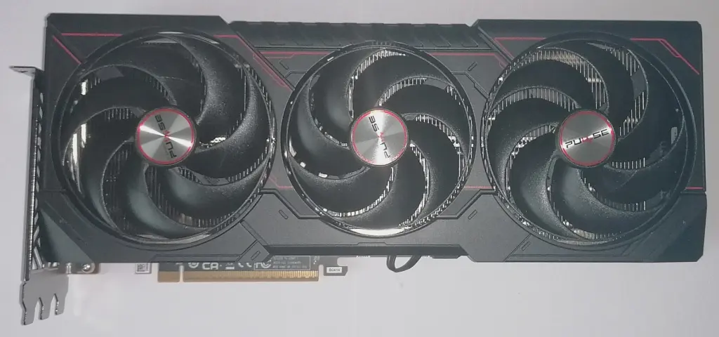 بطاقة Sapphire Pulse Radeon RX 9070 XT من الأمام بثلاث مراوح