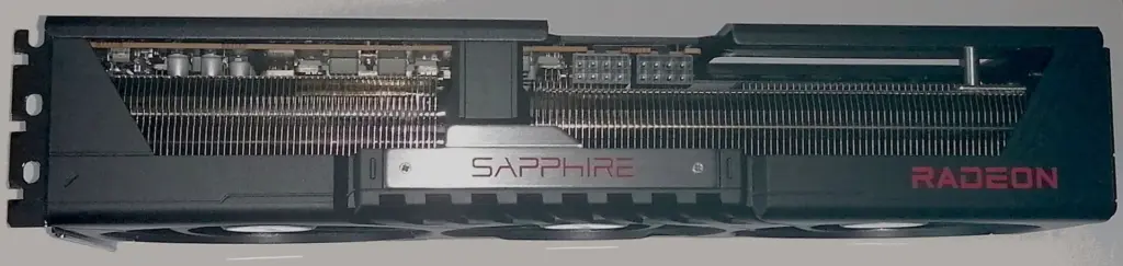 الجانب العلوي لبطاقة Sapphire Pulse Radeon RX 9070 XT