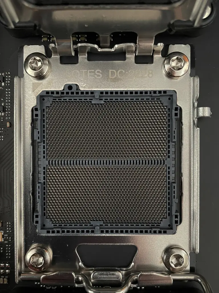 مقبس AM5 على لوحة أم مفتوحًا ويستخدمه معالج Ryzen 7 9850X3D