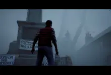 Simon Ordell أمام نصب تذكاري في الضباب في لعبة Silent Hill: Townfall