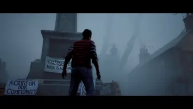 Simon Ordell أمام نصب تذكاري في الضباب في لعبة Silent Hill: Townfall
