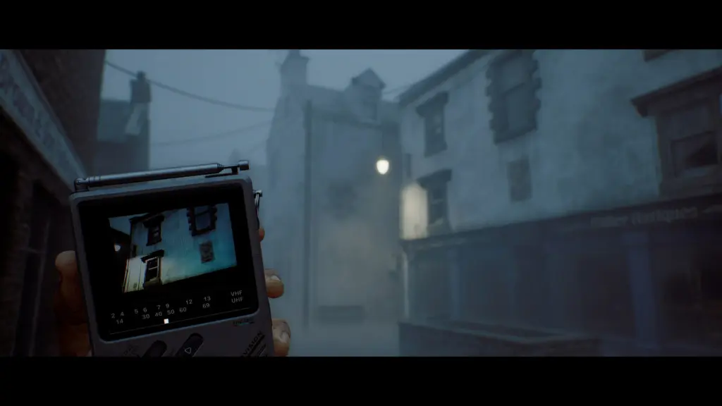 جهاز CRTV المحمول في يد البطل في Silent Hill: Townfall