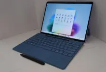 جهاز Surface Pro يعمل بنظام Windows 11 وتظهر قائمة ابدأ