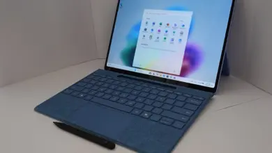 جهاز Surface Pro يعمل بنظام Windows 11 وتظهر قائمة ابدأ