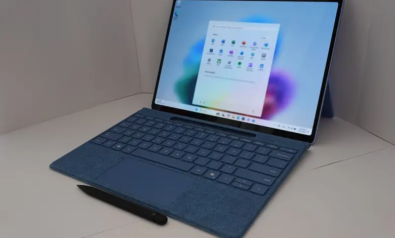 جهاز Surface Pro يعمل بنظام Windows 11 وتظهر قائمة ابدأ
