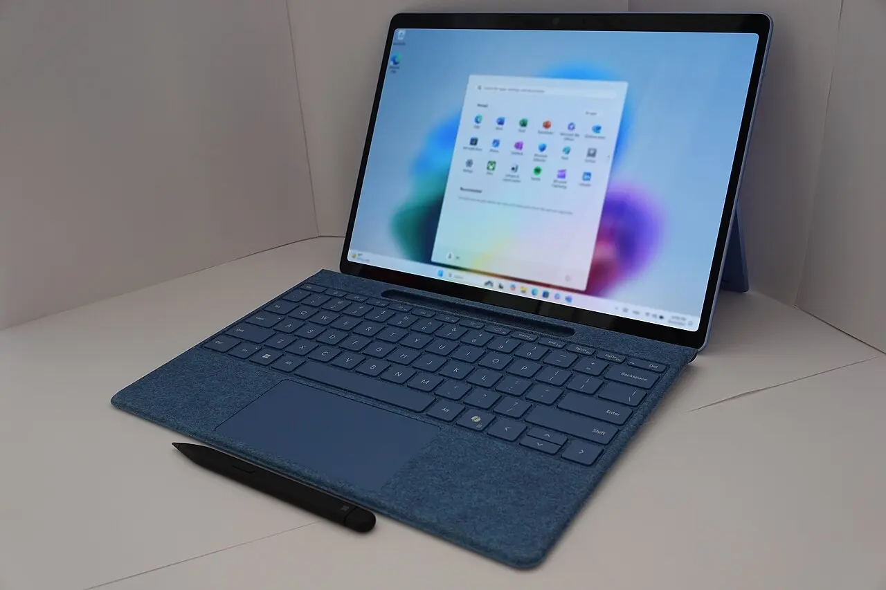 جهاز Surface Pro يعمل بنظام Windows 11 وتظهر قائمة ابدأ