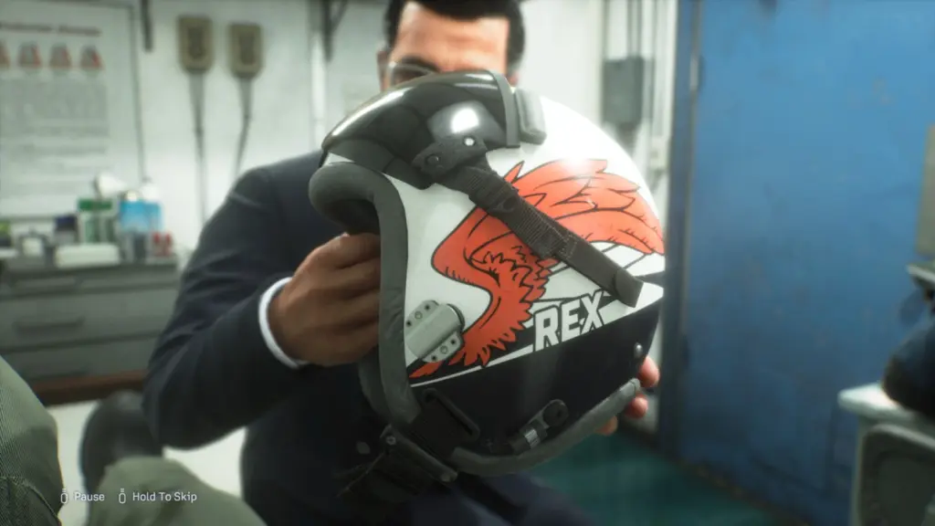 خوذة طيار مكتوب عليها اسم Rex في لعبة Ace Combat 8