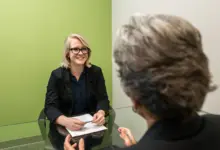 امرأة في مقابلة وظيفية تتحدث إلى المحاور