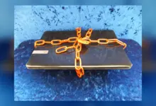حاسوب محمول مقفل بسلاسل