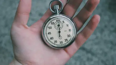 ساعة إيقاف في كف يد، رمز لقياس الأداء