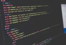 شاشة داكنة تعرض أسطر كود HTML ملوّنة