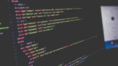 شاشة داكنة تعرض أسطر كود HTML ملوّنة