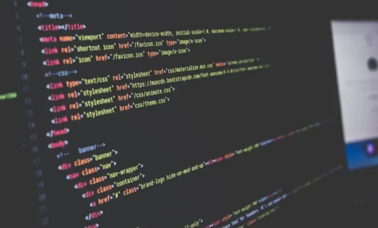 شاشة داكنة تعرض أسطر كود HTML ملوّنة