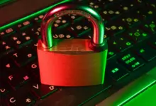 قفل معدني على لوحة مفاتيح بإضاءة حمراء وخضراء