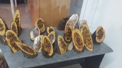 قطع خشبية منقوشة بالخط العربي على طاولة
