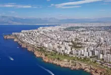 مدينة ساحلية على البحر من الجو