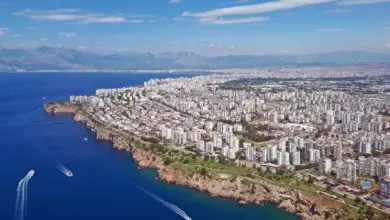 مدينة ساحلية على البحر من الجو