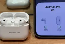 AirPods Pro 3 داخل علبة الشحن وبجانبها شاشة آيفون تعرض نسبة شحن كل جانب