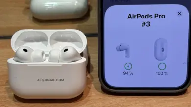 AirPods Pro 3 داخل علبة الشحن وبجانبها شاشة آيفون تعرض نسبة شحن كل جانب
