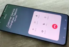 سماعة جوال سامسونج جالاكسي أثناء مكالمة