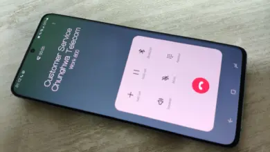 سماعة جوال سامسونج جالاكسي أثناء مكالمة