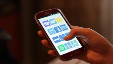 جوال أندرويد في يد مستخدم يتصفح التطبيقات