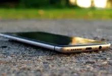 هاتف أندرويد موضوع على الأرض ويظهر منفذ USB-C في أسفله