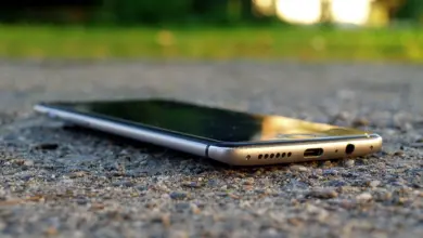 هاتف أندرويد موضوع على الأرض ويظهر منفذ USB-C في أسفله