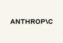 شعار Anthropic على خلفية بيج