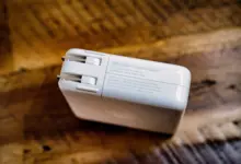 محوّل طاقة USB-C أبيض بقدرة 96 واط على سطح خشبي