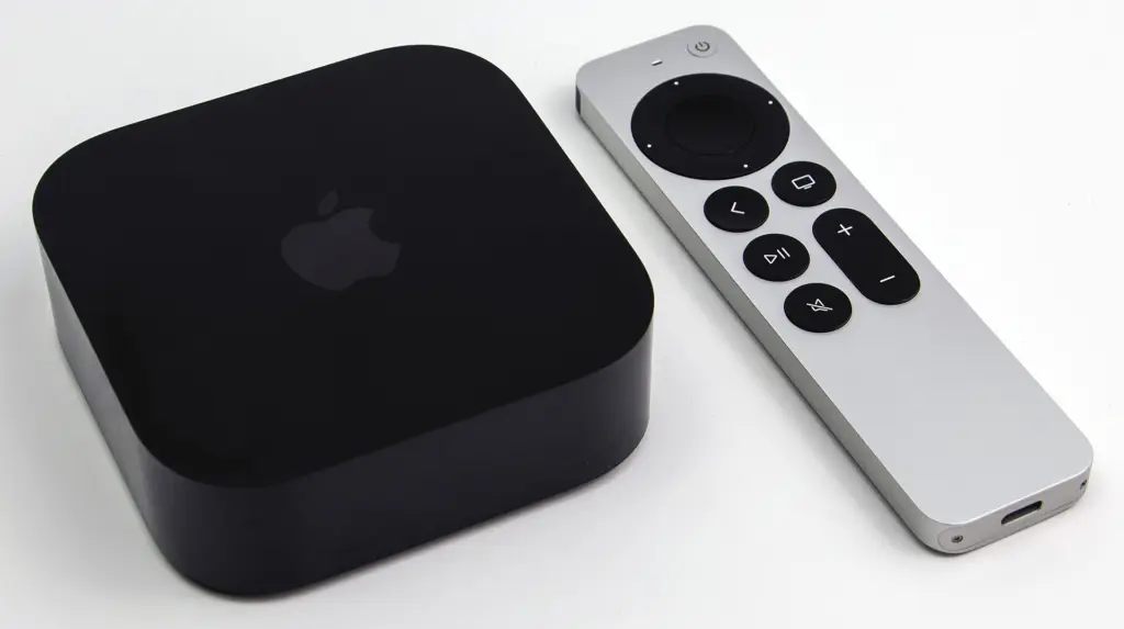 جهاز Apple TV 4K مع ريموت Siri على خلفية بيضاء