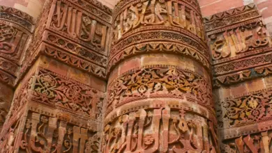 خط عربي منقوش على حجر أحمر في قطب منار