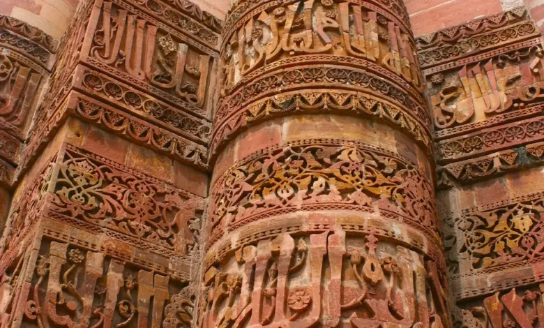 خط عربي منقوش على حجر أحمر في قطب منار