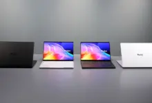 أربعة أجهزة ASUS ProArt بتصاميم سوداء وبيضاء على طاولة رمادية