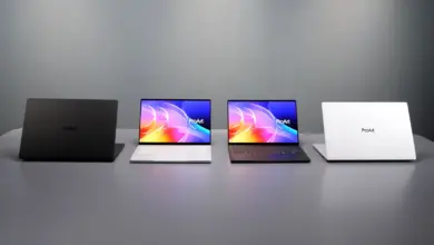 أربعة أجهزة ASUS ProArt بتصاميم سوداء وبيضاء على طاولة رمادية