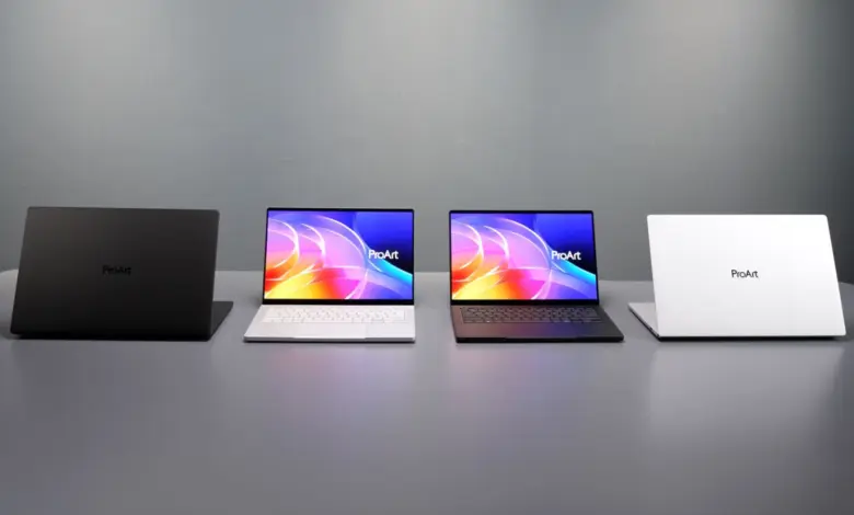 أربعة أجهزة ASUS ProArt بتصاميم سوداء وبيضاء على طاولة رمادية