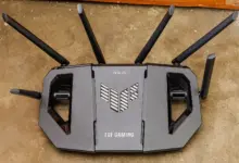 راوتر ASUS TUF Gaming بست هوائيات موضوع على سطح