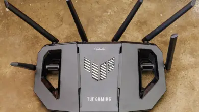 راوتر ASUS TUF Gaming بست هوائيات موضوع على سطح
