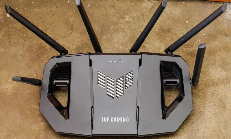 راوتر ASUS TUF Gaming بست هوائيات موضوع على سطح