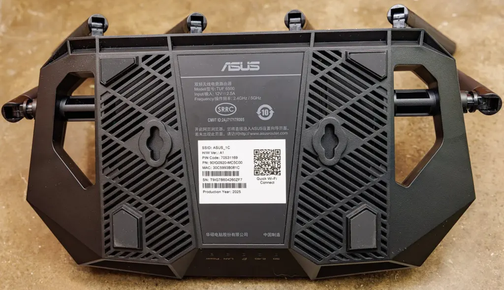 الجهة الخلفية لراوتر ASUS تُظهر منافذ الكهرباء والشبكة