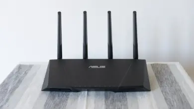 راوتر واي فاي من ASUS بأربعة هوائيات على طاولة