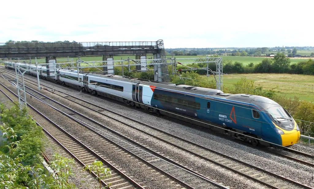 قطار Avanti West Coast Pendolino على سكة حديد