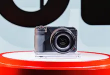 كاميرا Canon EOS R6 V مع عدسة RF 20-50mm على منصة عرض حمراء