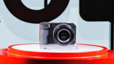 كاميرا Canon EOS R6 V مع عدسة RF 20-50mm على منصة عرض حمراء