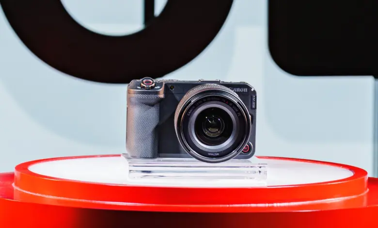 كاميرا Canon EOS R6 V مع عدسة RF 20-50mm على منصة عرض حمراء