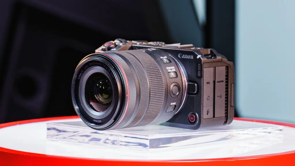 كاميرا Canon EOS R6 V على منصة عرض حمراء مع عدسة RF 20-50mm