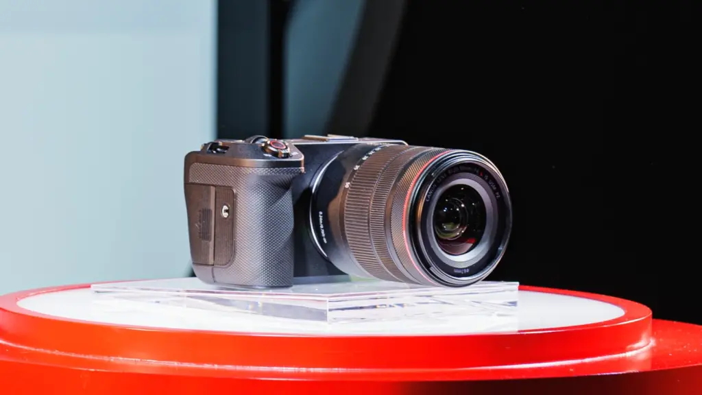 كاميرا Canon EOS R6 V من الأمام على منصة عرض