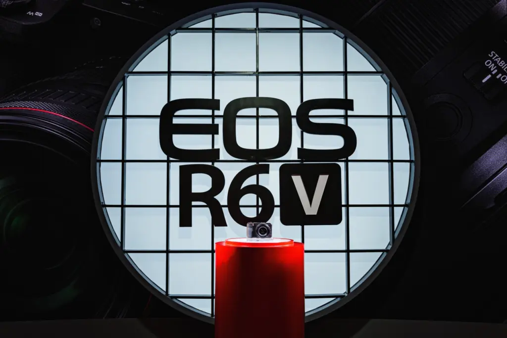 لافتة EOS R6 V في معرض كانون على خلفية دائرية مضيئة