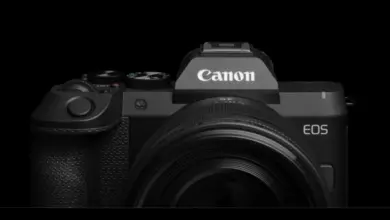 كاميرا Canon EOS R8 Mark II من الأمام مع عدسة
